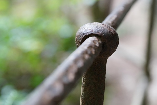 Kovové pevné zábradlí.